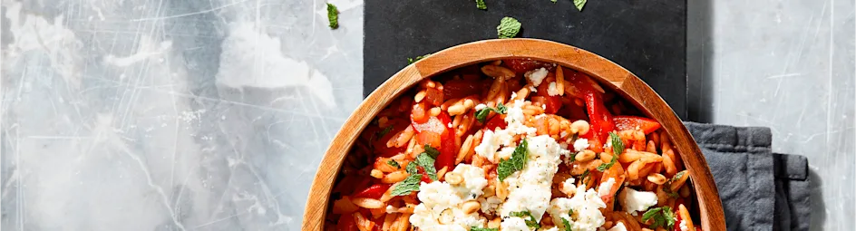 Orzo Salade met gegrilde paprika, feta en pijnboompitten