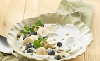 Bio yoghurt-fruit-ontbijt met munt