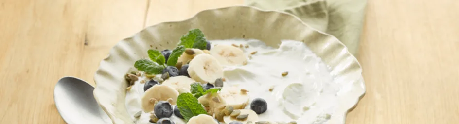 Bio yoghurt-fruit-ontbijt met munt