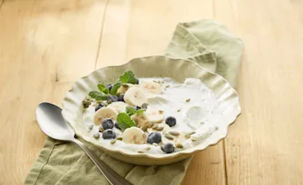 Bio yoghurt-fruit-ontbijt met munt