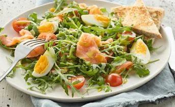 Bio lunchsalade met zalm & ei