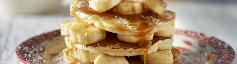 Kokospannenkoekjes met gekaramelliseerde banaan