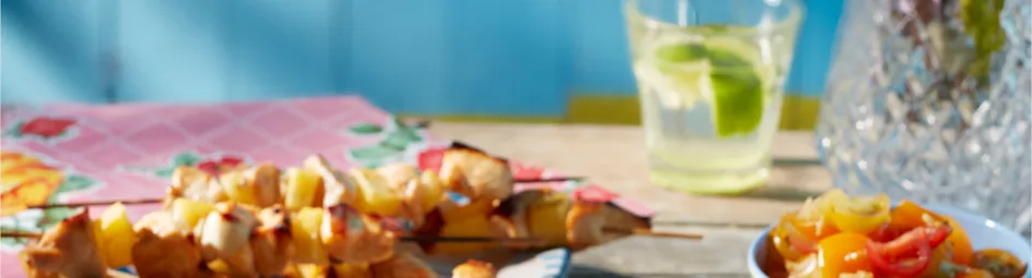 Kipkebabs met polenta en gembersalsa