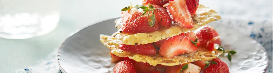 Cracker van oude kaas met gemarineerde aardbeien