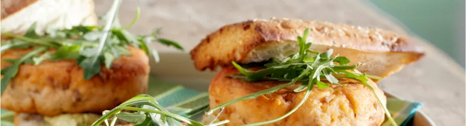 Zalmburger met tomaat en pestocrème