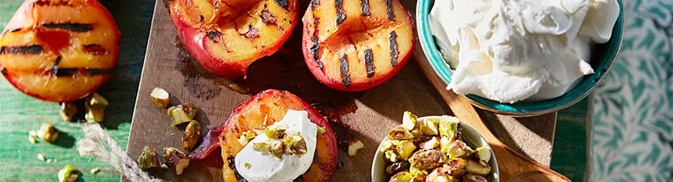 Gegrilde pruimen met vanillemascarpone en pistachecrumble