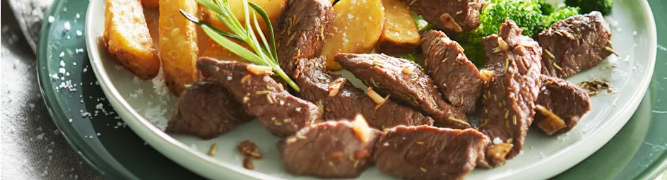 Biefreepjes met knoflook, broccoli en ovenfrietjes