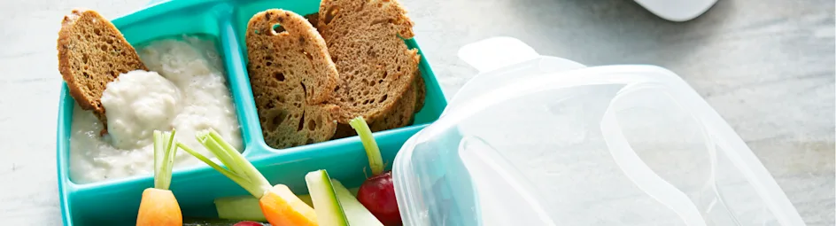 Witte bonendip met rauwkost en crackers