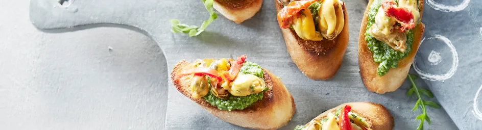 Crostini met mosselen en rucolapesto