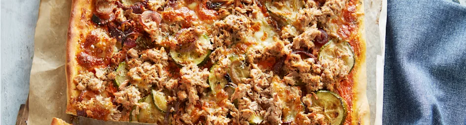 Plaatpizza met tonijn, rode ui en courgette
