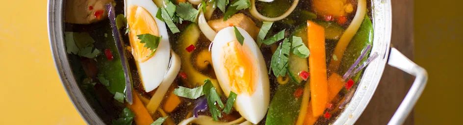 Noedelsoep met kip en peultjes