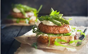 Sandwichburger met ansjovissaus en groene asperges