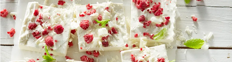 Panna cotta met frambozencrumble, witte chocolade en munt