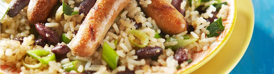 Caribische rijst met bonen en gegrilde worstjes