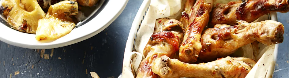 Hete kip met geroosterde ananas en bonenrijst