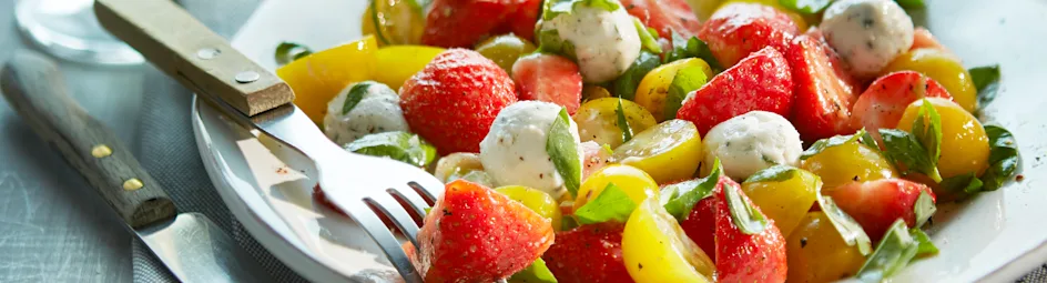 Aardbeiensalade met gemarineerde geitenkaasbolletjes