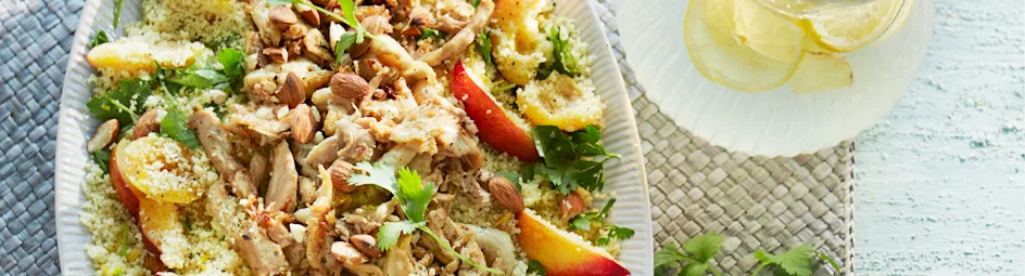 Kruidige couscous met verse abrikozen, nectarine en kip