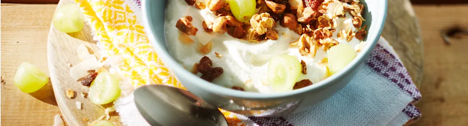 Granola met kwark en witte druiven
