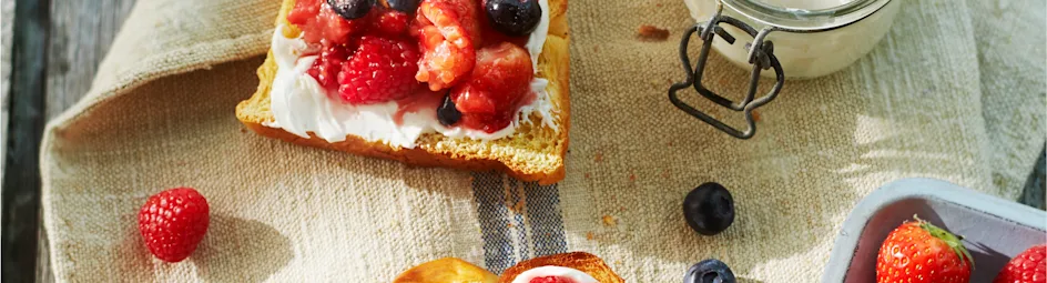 Toast met mascarpone en bosvruchten
