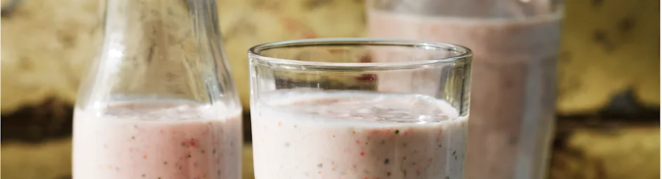 Roodfruit-smoothie met verse munt