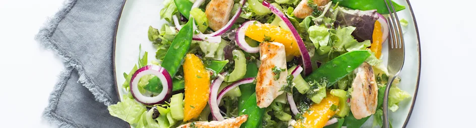 Salade met geroosterde kip en citrus-chilidressing