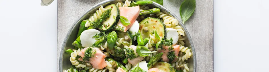 Pastasalade met groene asperges, courgette en zalm