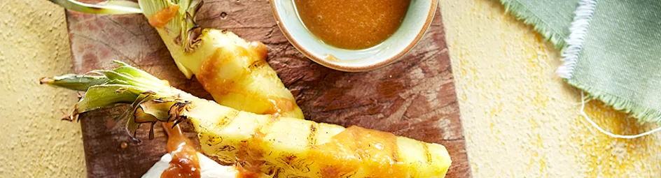 Ananas van de barbecue met karamel-zeezoutdip