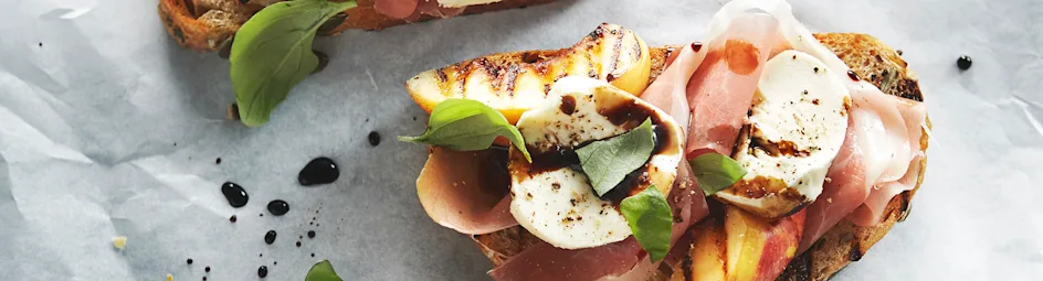 Bruschetta met rauwe ham, perzik en mozzarella