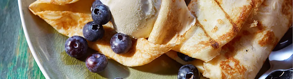 Flensjes met roomijs en blauwe bessen