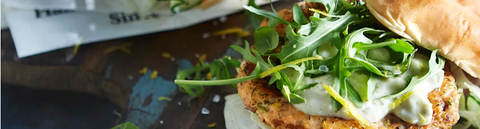 Zalmburger met dille en rode ui