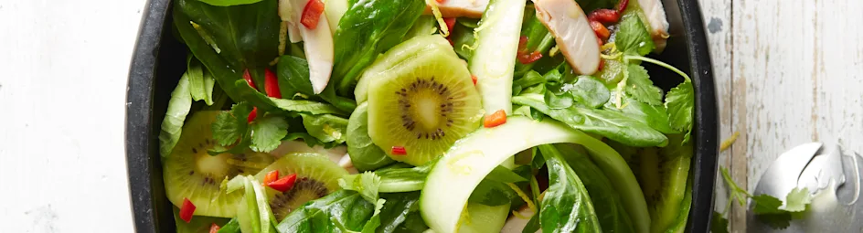 Kiwisalade met kip en komkommer
