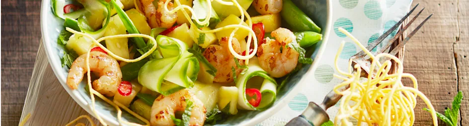 Salade van ananas en gamba's met gefrituurde eiermie