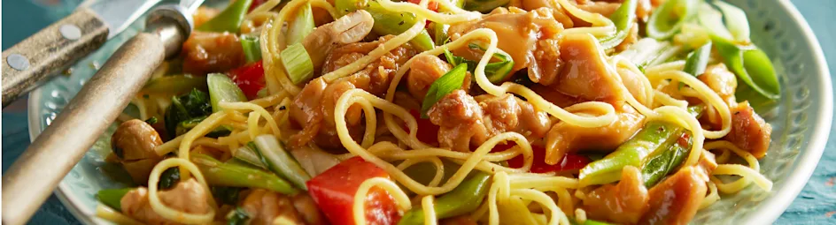 Zoetzure mie-roerbak met kip