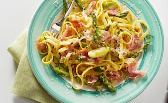 Tagliatelle carbonara met asperges, rauwe ham en citroen