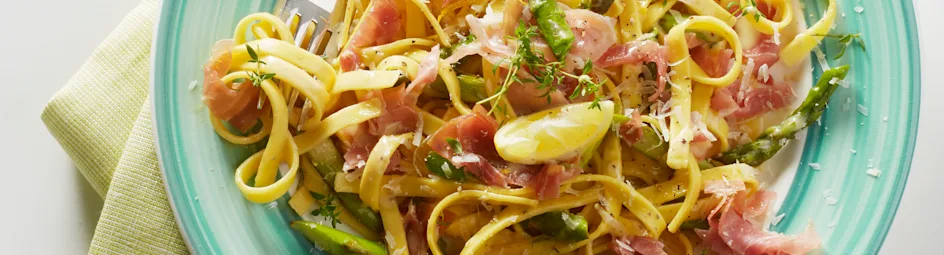 Tagliatelle carbonara met asperges, rauwe ham en citroen
