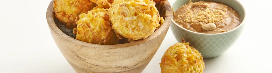 Krokante groentebolletjes met satésaus
