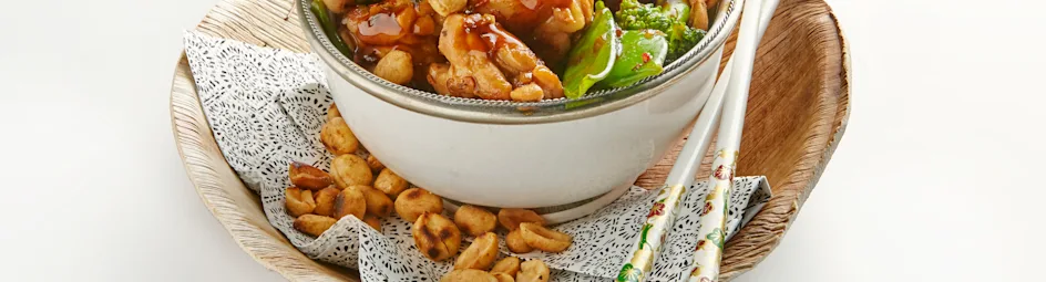 Kip met peultjes en pinda's