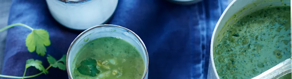 Spinaziesoep met ei en koriander