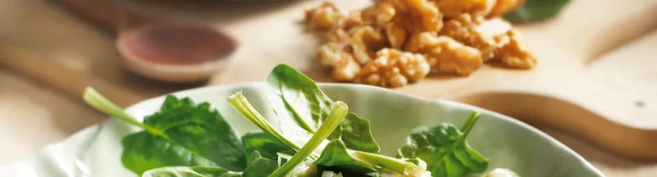 Spinaziesalade met geroosterde groene paprika, feta en walnoten