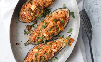 Aubergine met gekruide notenrijst en feta