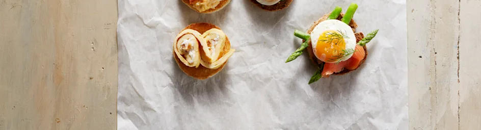 Broodrondjes met spiegelei en gerookte zalm