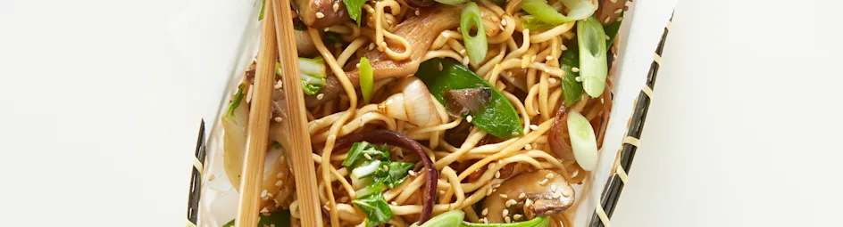 Eiernoedels met paddenstoelen, paksoi en peultjes