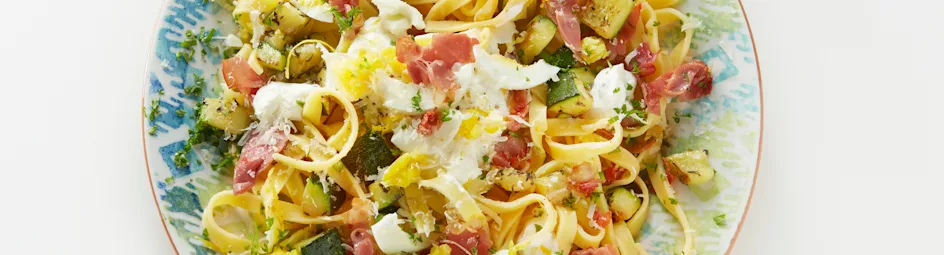 Tagliatelle met citroenricotta, rauwe ham en eiermimosa