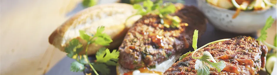 Koreaanse burger met ingelegde groenten