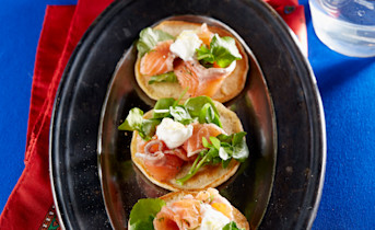 Blini met zalm en waterkers