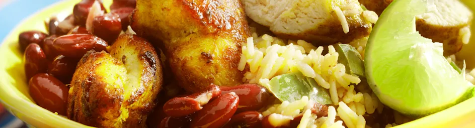 Rijst met rode bonen en sticky kip met gember