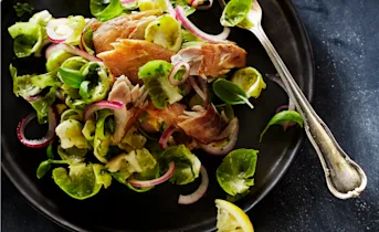Salade van gemarineerde spruitjes met makreel en groene kruiden