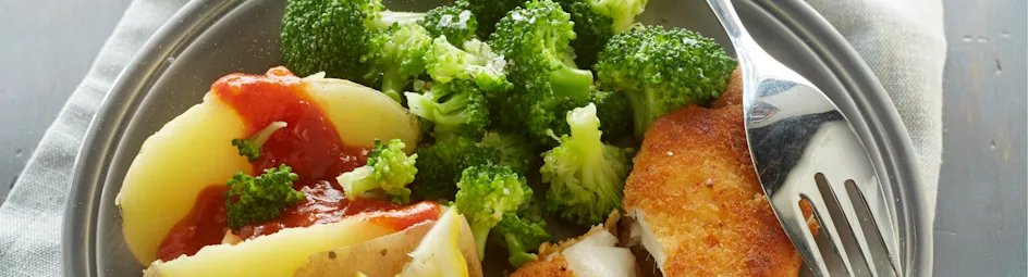 Pittige visschnitzel met gepofte aardappel