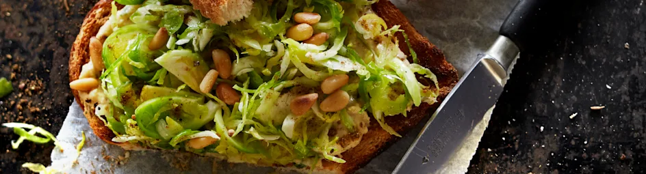 Spruitensandwich met hummus en koriander