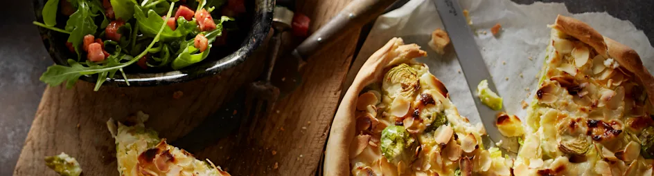 Spruitjestaart met amandel en geitenkaas